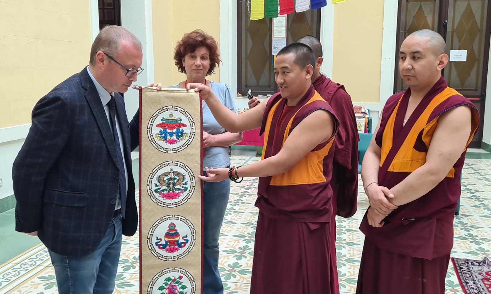 Reggio Calabria – Accolti a Palazzo Alvaro i monaci tibetani del Monastero di Gaden: iniziata la suggestiva cerimonia del Mandala