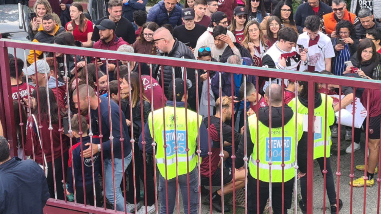 Selfie e applausi: bagno di follla per la Reggina al Sant’Agata. Inzaghi manda i giocatori a salutare i tifosi