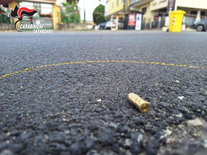Lamezia Terme – Spara contro conoscenti, illesi perché l’arma si inceppa