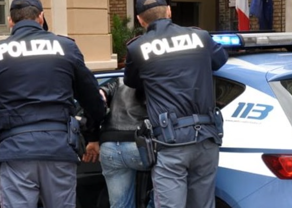 Reggio Calabria – Si rifiuta di scendere dal bus e lancia una pietra contro l’auto della polizia, arrestato