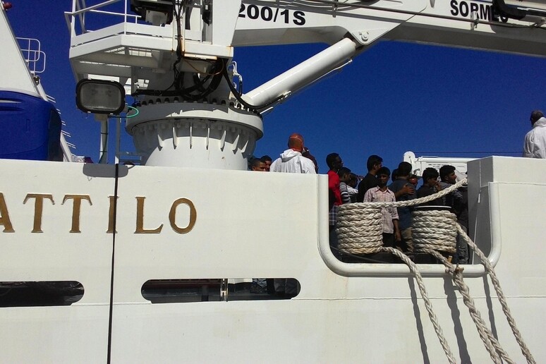 Un bambino morto tra i 50 migranti giunti a Reggio Calabria