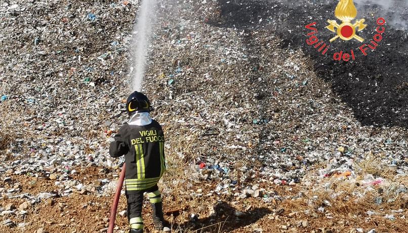 Incendi in Calabria: vigili del fuoco allo stremo, arrivano i rinforzi da altre regioni