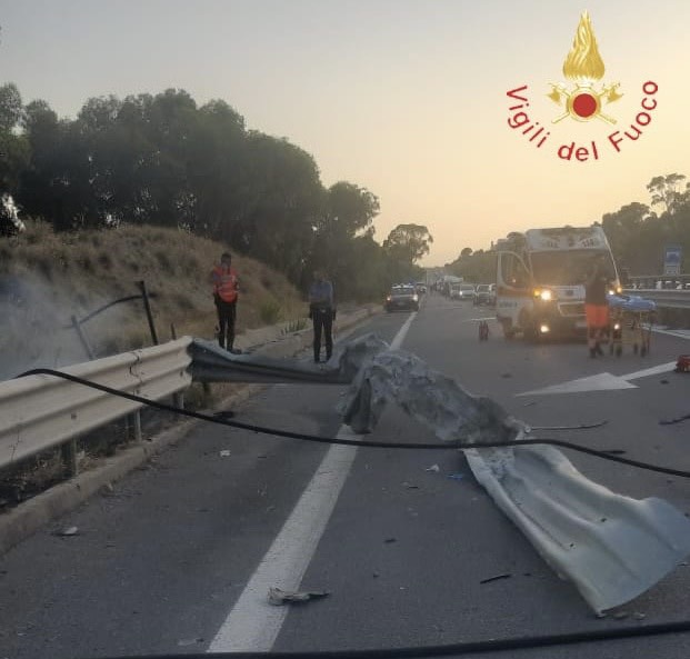 Reggio Calabria – Auto finisce fuori strada e si incendia, un morto e un ferito