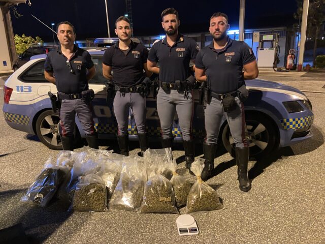 In autostrada con circa 13 kg di cannabis: fermati tre 20enni a Reggio Calabria