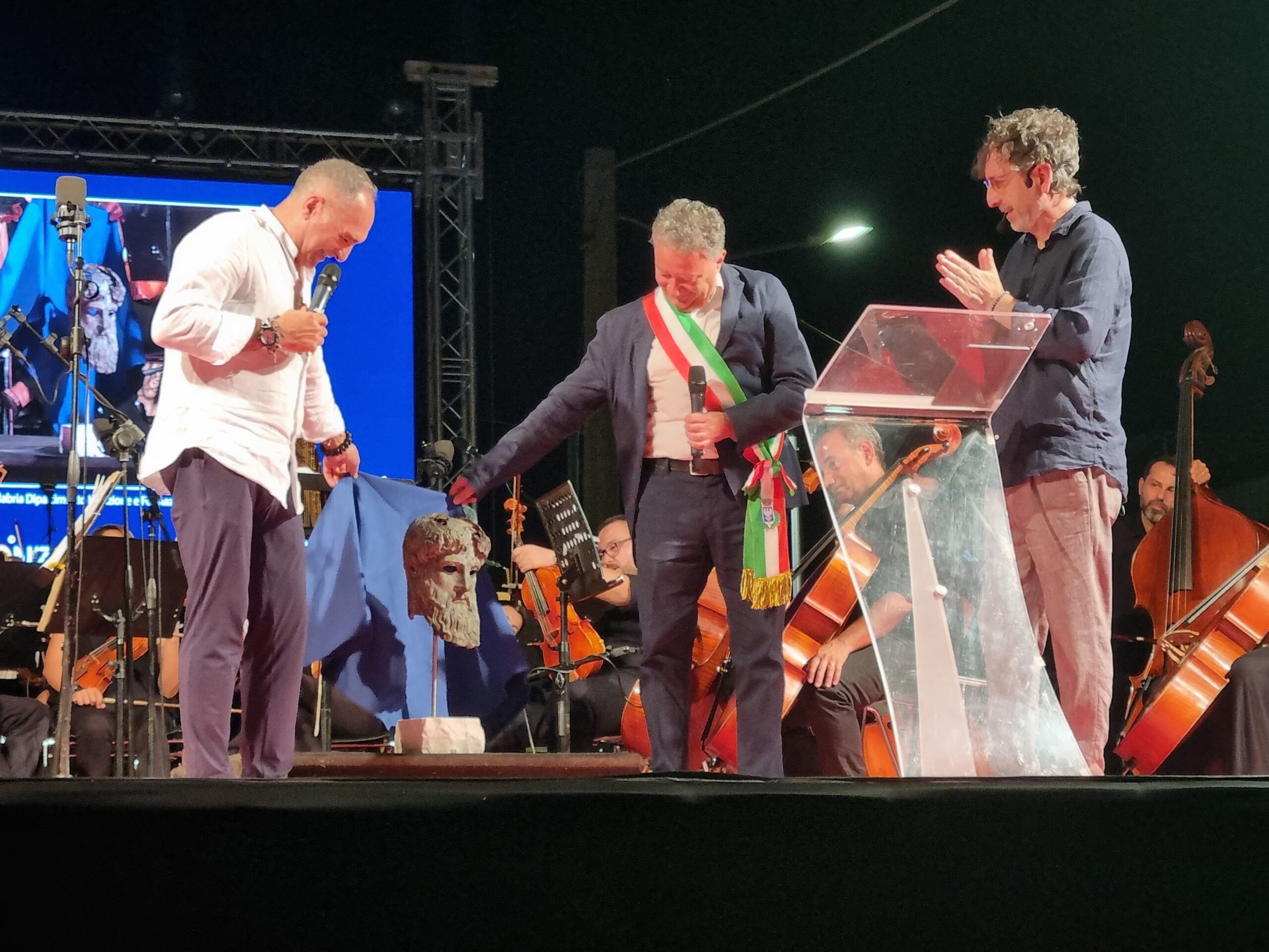 Reggio Calabria – Accademia di Belle Arti dona scultura in bronzo al comune di Riace