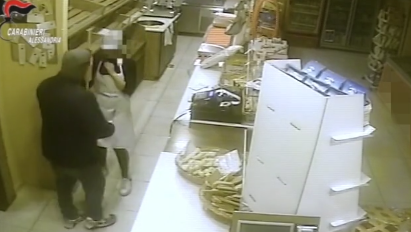 Non le rinnovano il contratto e l’ex fornaia rapina il panificio con due complici, arrestati (VIDEO)