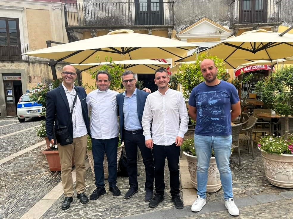 Commercianti protagonisti a Gerace: nasce l’Associazione Jerax e il paese si veste di fiori e di colori