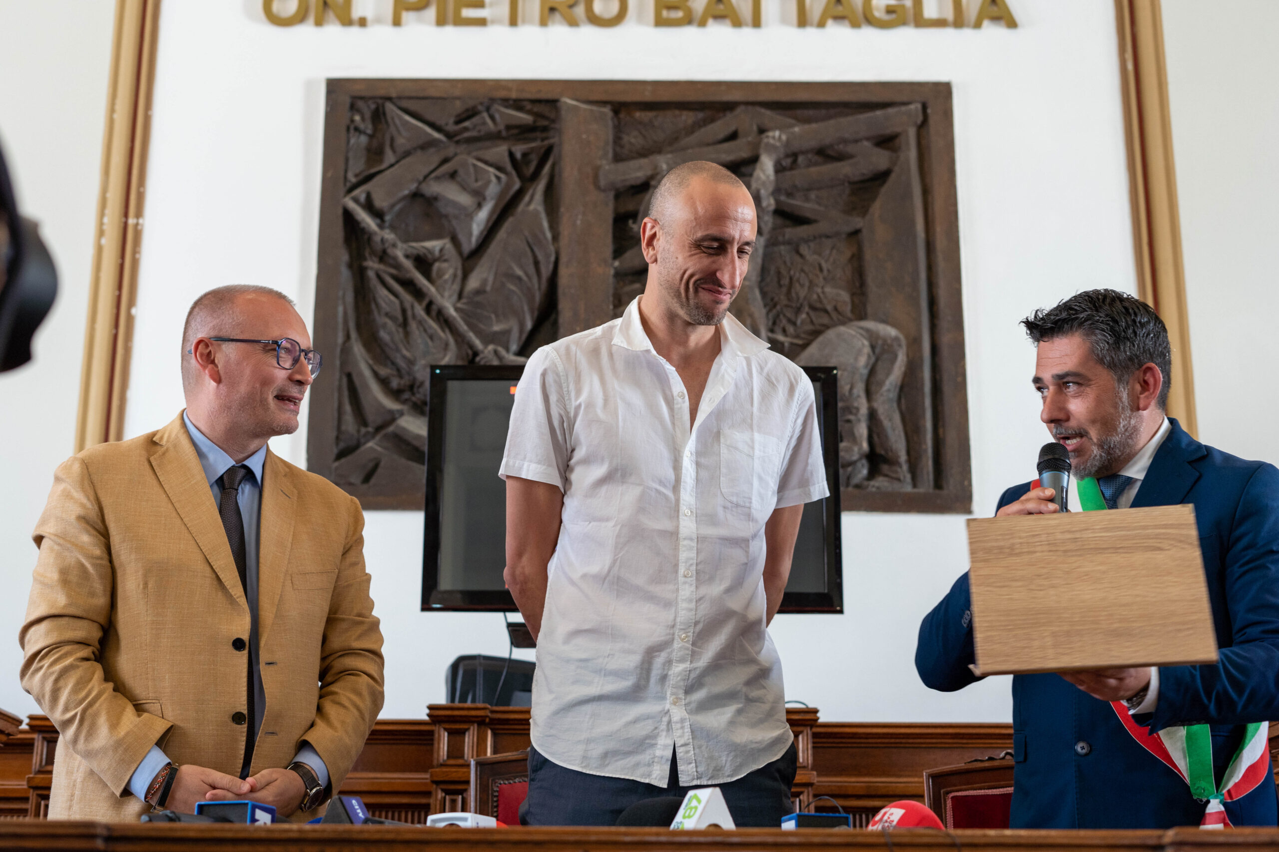 Reggio Calabria accoglie Manu Ginobili: nella Sala consiliare il San Giorgio d’Oro alla leggenda neroarancio divenuta star del NBA