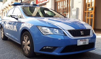 Reggio Calabria – Aggredita e palpeggiata nell’androne del palazzo, due arresti