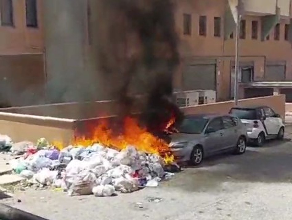 Reggio Calabria – Rifiuti in fiamme, a fuoco auto in sosta (VIDEO)