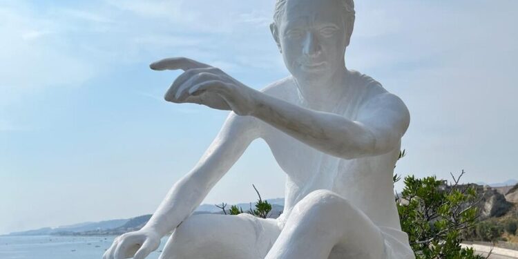 Reggio Calabria – A Bova Marina la splendida opera di Icaro dell’artista Candela