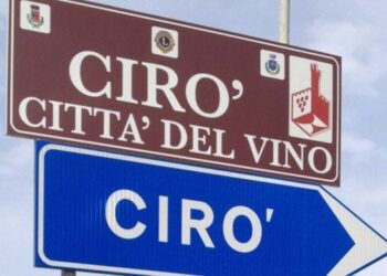 TRE BICCHIERI GAMBERO ROSSO 2027: TRIONFO CIRÒ CON 4 VINI PREMIATI