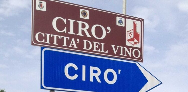 TRE BICCHIERI GAMBERO ROSSO 2027: TRIONFO CIRÒ CON 4 VINI PREMIATI