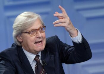 VITTORIO SGARBI, IL BUIO E LA BELLEZZA: UN OMAGGIO POETICO ALL’INTELLETTUALE “ERETICO” E AL CRITICO D’ARTE